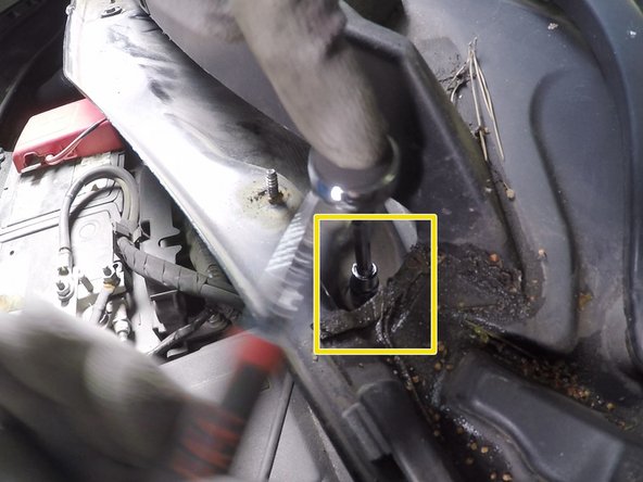 Dévisser et retirer les deux vis retenant la taule d’accès