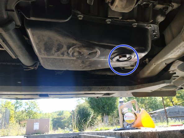 contrôler l'absence de fuites (bouchon et filtre) et couper le moteur