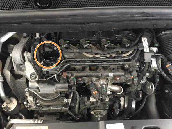 Verser l'huile dans le moteur par l'orifice de remplissage