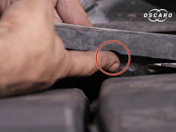 Replacer les attaches tout le long de la barre afin qu'elles maintiennent les isolants