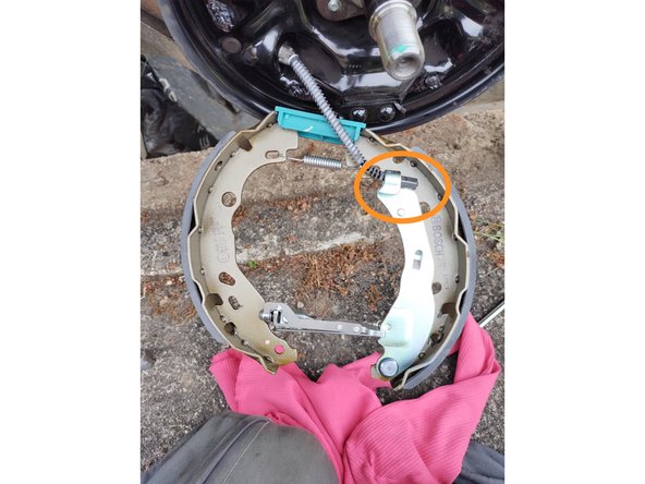 Graisser les différents points d'appuis avec la graisse fournie dans le kit