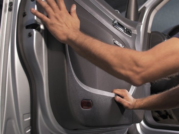 Pousser le panneau de porte pour le clipser