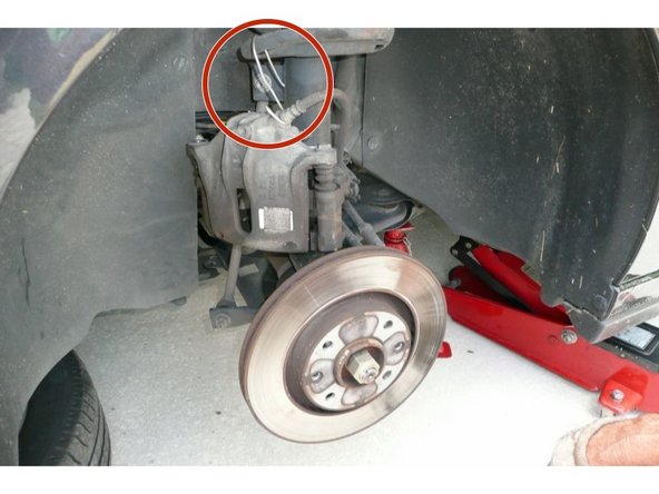 Une fois l'étrier démonté, il est préférable de l'accrocher au bras de suspension avec un crochet en S.