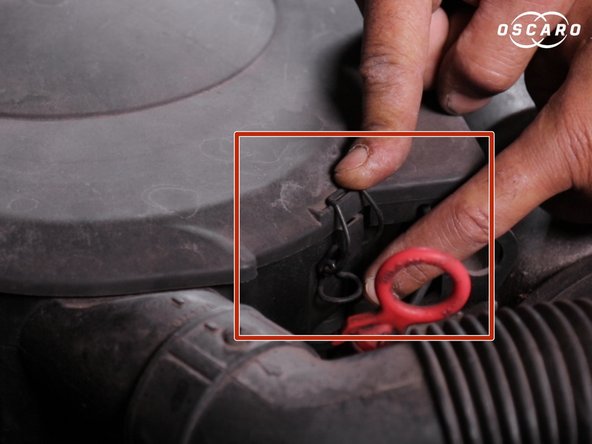 Reclispser toutes les attaches autour de la boite à air