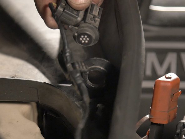 Retirer le capteur d'air de son socle en le tournant à 90° puis en tirant dessus