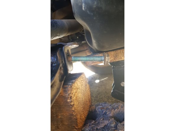 Retirez la vis puis le triangle.