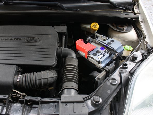 Avant toute intervention, couper le moteur et retirer les clefs du contact.