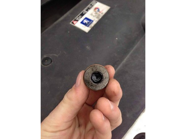 Vous devez absolument changé le joint de la vis de vidange d'huile moteur, pour cela enlever l'ancien en tirant dessus puis placer un nouveau joint dessus.