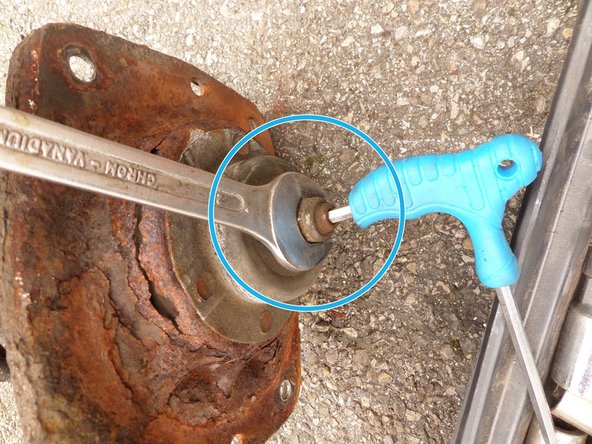 Démonter l'ancien amortisseur afin de récupérer le soufflet