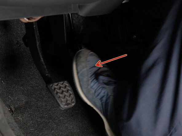 enfoncer plusieurs fois la pédale de frein jusqu'à ce que cette dernière devienne dure afin q'activer le système de freinage