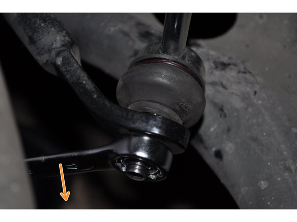 De la même manière que la rotule supérieure, serrer l’écrou sur la rotule inférieure