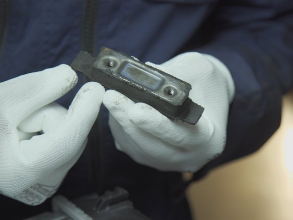 Nettoyer et replacer la fixation sur le nouveau radiateur en respectant la les pâtes courtes et longues