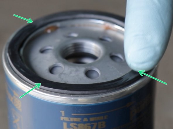 Appliquer de l'huile sur le joint du nouveau filtre à huile