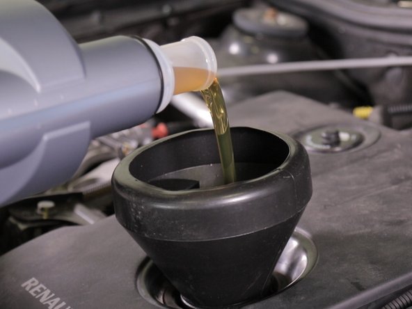 Verser de l'huile dans le moteur (environ 4 litres)