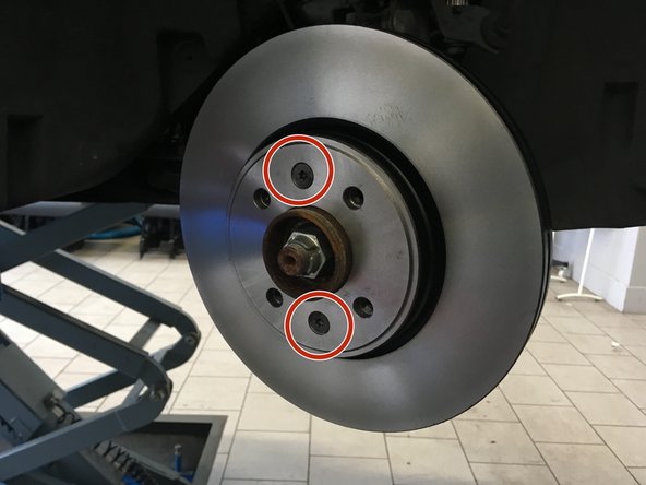 A l'aide du cliquet et de l'embout de T30 visser les deux vis qui maintienne le disque en place