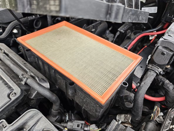 
Soulever le couvercle afin de d&eacute;couvrir le filtre &agrave; air.
