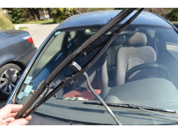 Faites-le descendre pour libérer le crochet de sa prise.