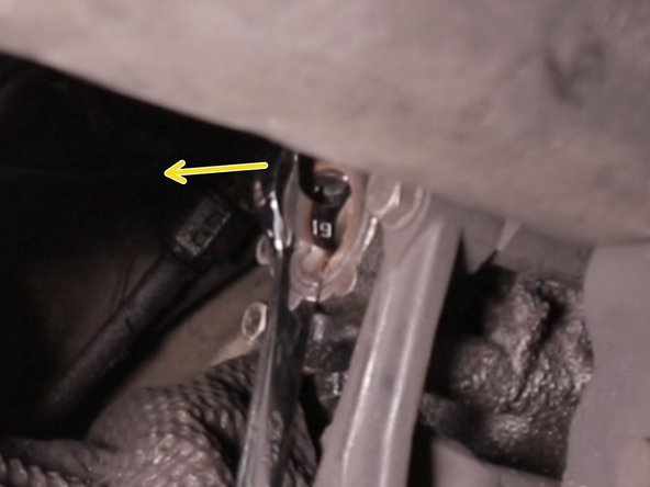 Faire levier avec la clé pour l'extraire