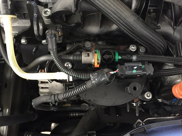 Rebrancher les quatre durites de carburant et le capteur