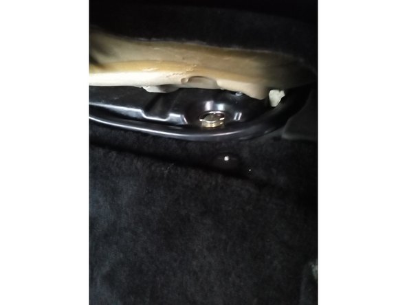 Soulever légèrement la moquette situé sur le moteur et dévisser les quatres attaches en plastique.