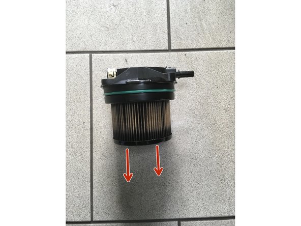 Retirer l'ancien filtre en le tirant vers le bas