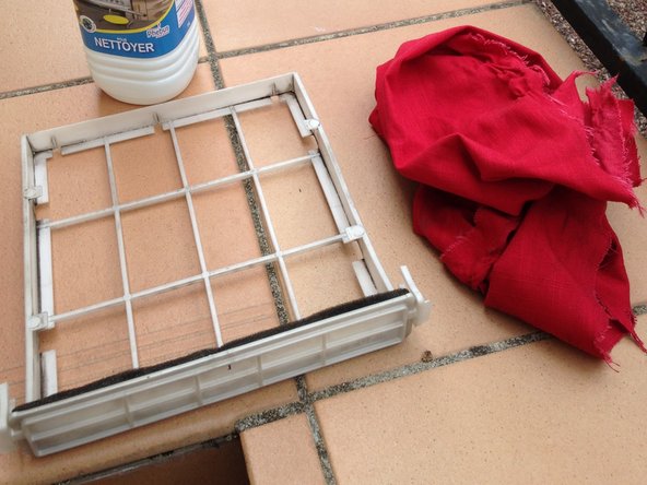 Nettoyez le support a l'alcool ménager si nécessaire.