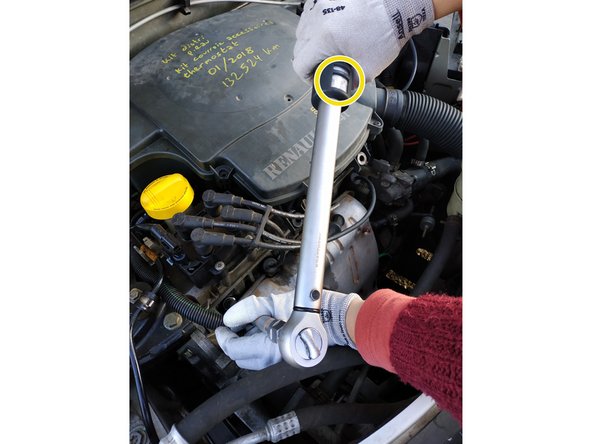 Il ne doit y avoir aucune résistance au début. Ne pas insister si ça force sous peine d'endommager le filetage.