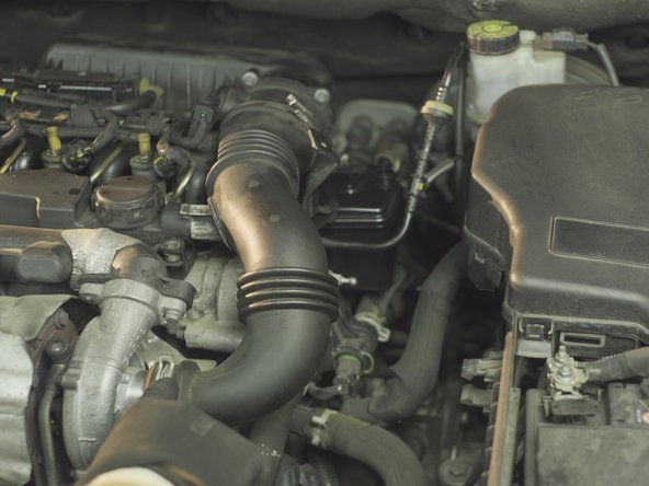 Resserrer le collier de la durite d'entrée d'air à l'aide d'une pince multiprise