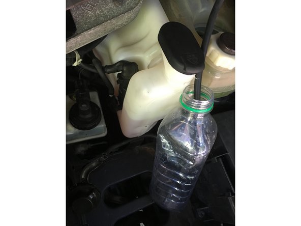 Puis déconnecter les deux tuyaux (il suffit de tirer un peu)