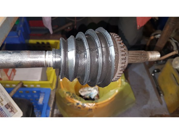 Une fois le soufflet mis, mettre le petit coté dans la rainure prévu.