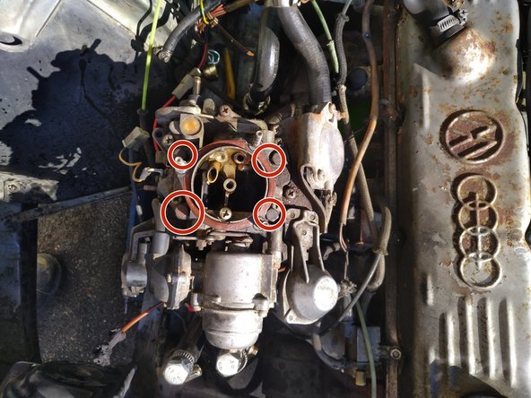 Dévisser les 4 vis de maintiens du carbu et déposer ce dernier