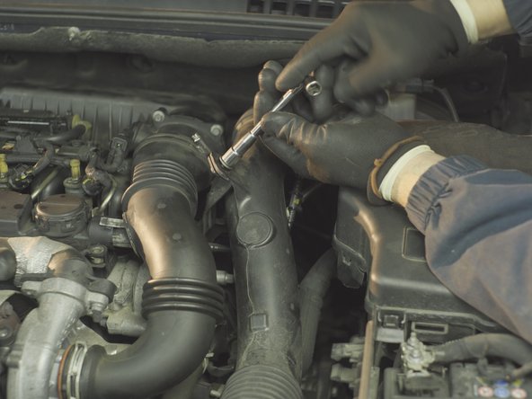 Revisser la vis du support de la durite avec une clé à pipe de 10