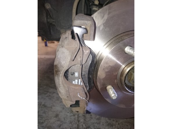 Dégraisser la surface du disque avec du nettoyant frein par exemple.