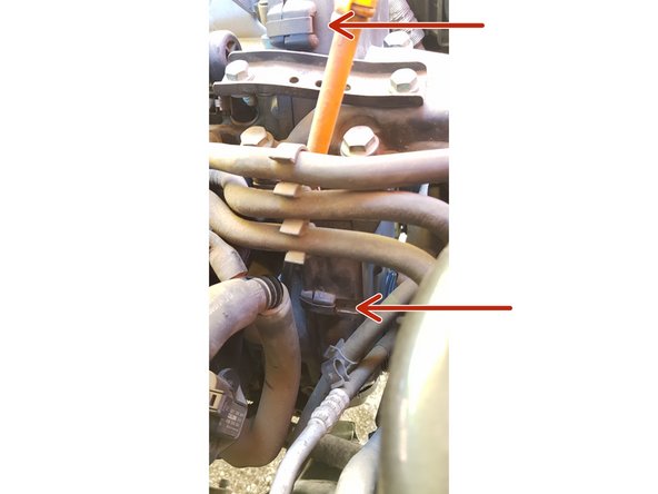 A la main, dégrafez le carter de distribution puis retirez-le.