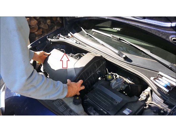 puis de la décaler sur la droite pour la sortir de l'admission d'air