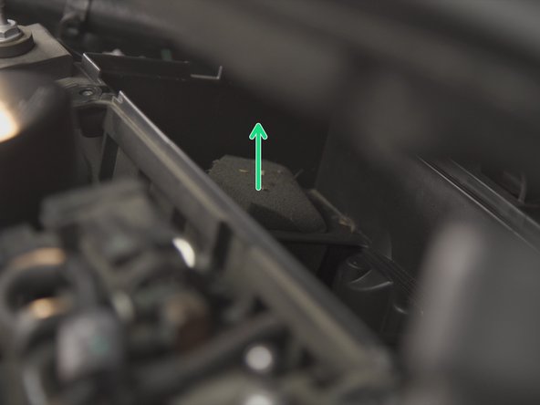 Tirer sur la mousse filtrante dans le fond de la boite à air pour la déposer