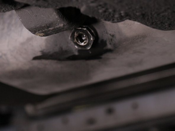 Puis continuer au cliquet avec la douille de 19 afin de serrer fort