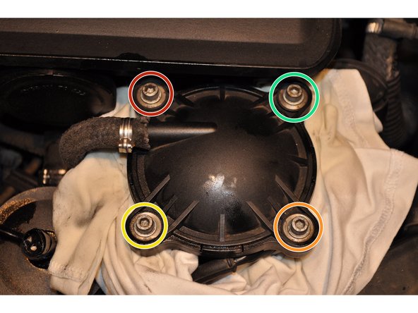 Finir en plaçant les 2 autres vis et serrer en croix avec la clé Allen.