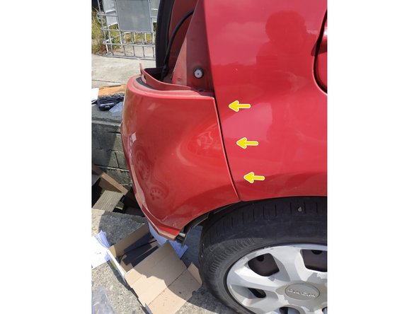 mettre le passage de roue en place et clipser le côté droit