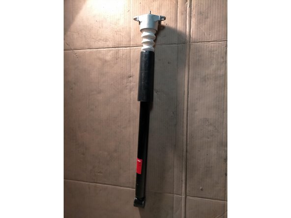 Le remontage des pièces neuves s'effectue dans cet ordre : l'amortisseur, le cache poussières, la butée caoutchouc, l'étrier et l'écrou.