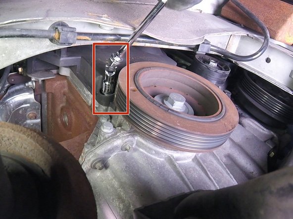 Retirer les deux vis du bas du carter en plastique