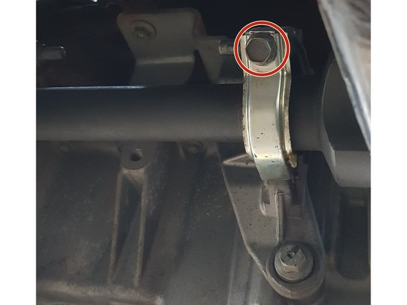 Avec une douille de 13mm retirez la vis puis faites basculer le support du palier.