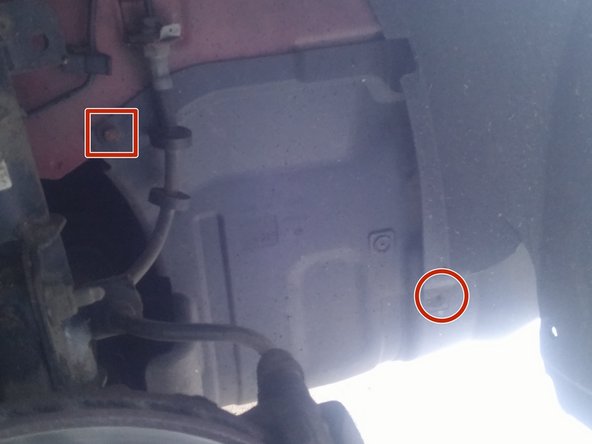 Une fois la roue démonter, repérer les vis pour démonter la protection en plastique droite, qui fait la jonction entre le garde boue et le plastique de dessous le moteur