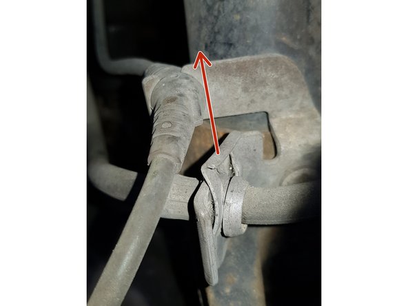 Avec un tournevis plat retirez l'agrafe qui maintient le flexible en position.