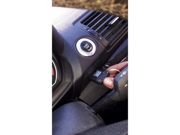 Il n'y a pas de purge manuelle à effectuer. Mettre la clé puis appuyez sur le bouton start sans appuyer sur la pédale d'embrayage pour ne pas démarrer. Attendre une minute sans rien faire. Et après vous pouvez démarrer.