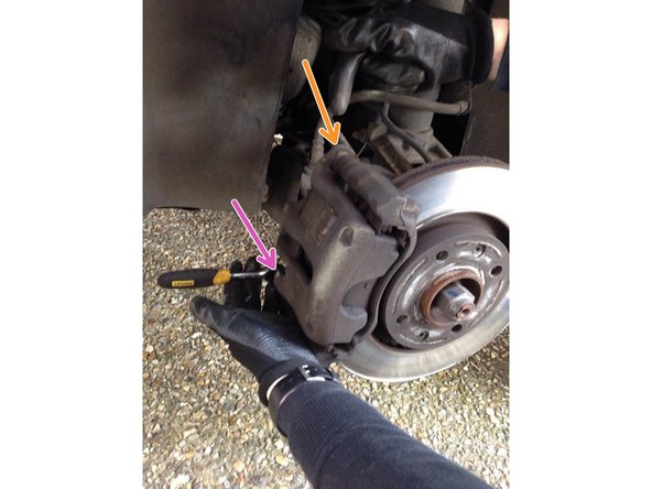 
Tighten Next the top screw thanks to your ratchet and its 17 socket.
