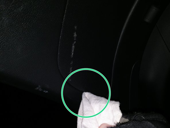 Passer la tête du tournevis dans l'encoche de la trappe de visite (trappe gauche ou droite en fonction de l'ampoule défectueuse)