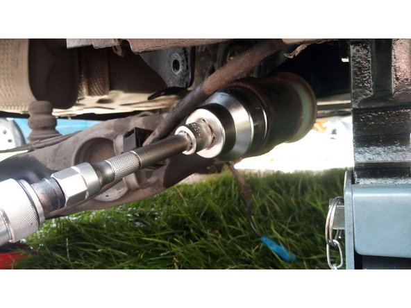 A l'aide d'une douille de 50 mm, d'une rallonge et d'un manche à chocs, venir frapper avec une massette le silent bloc pour l'extraire de son logement.