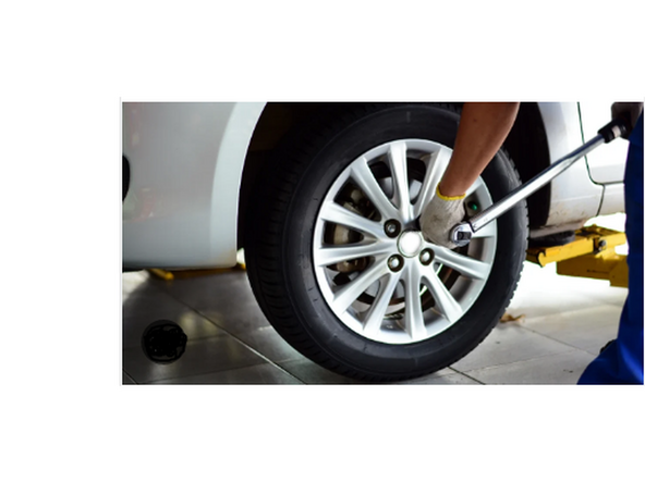 Abaissez la voiture et serrez les boulons de roue en ordre croix. Servez-vous d'une douille à choc pour roue N°17. Utilisez une clé dynamométrique. Serrez-le jusqu'à 120 Nm.