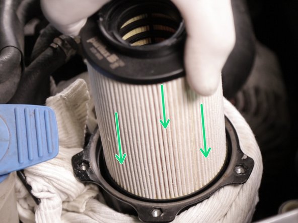 Replacer le nouveau filtre à carburant en l’enfonçant délicatement dans son emplacement